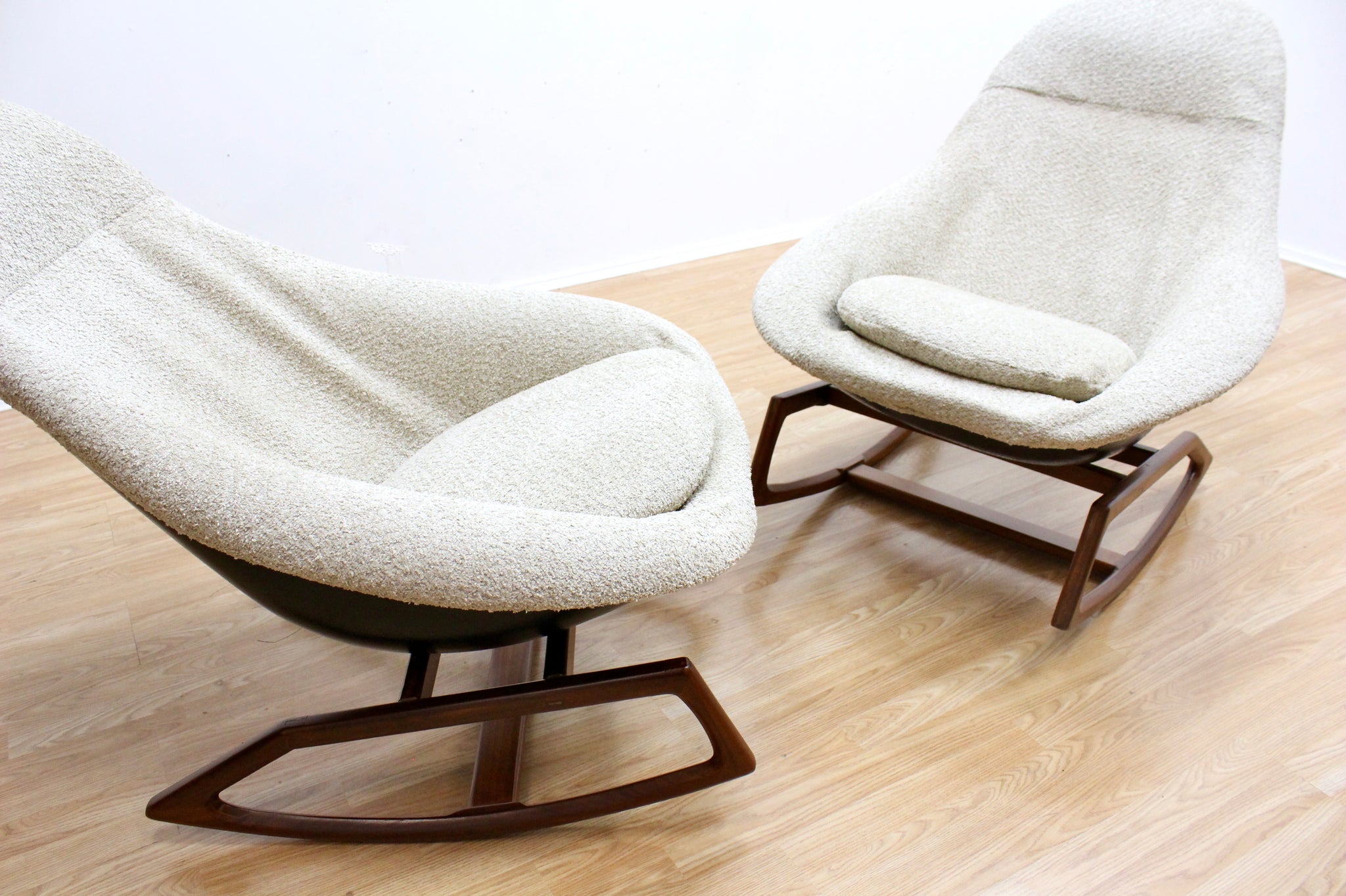 PAIR OF 1960S GEMINI ROCKING POD CHAIRS BY WALTER S. CHENERY FOR LURASHELL