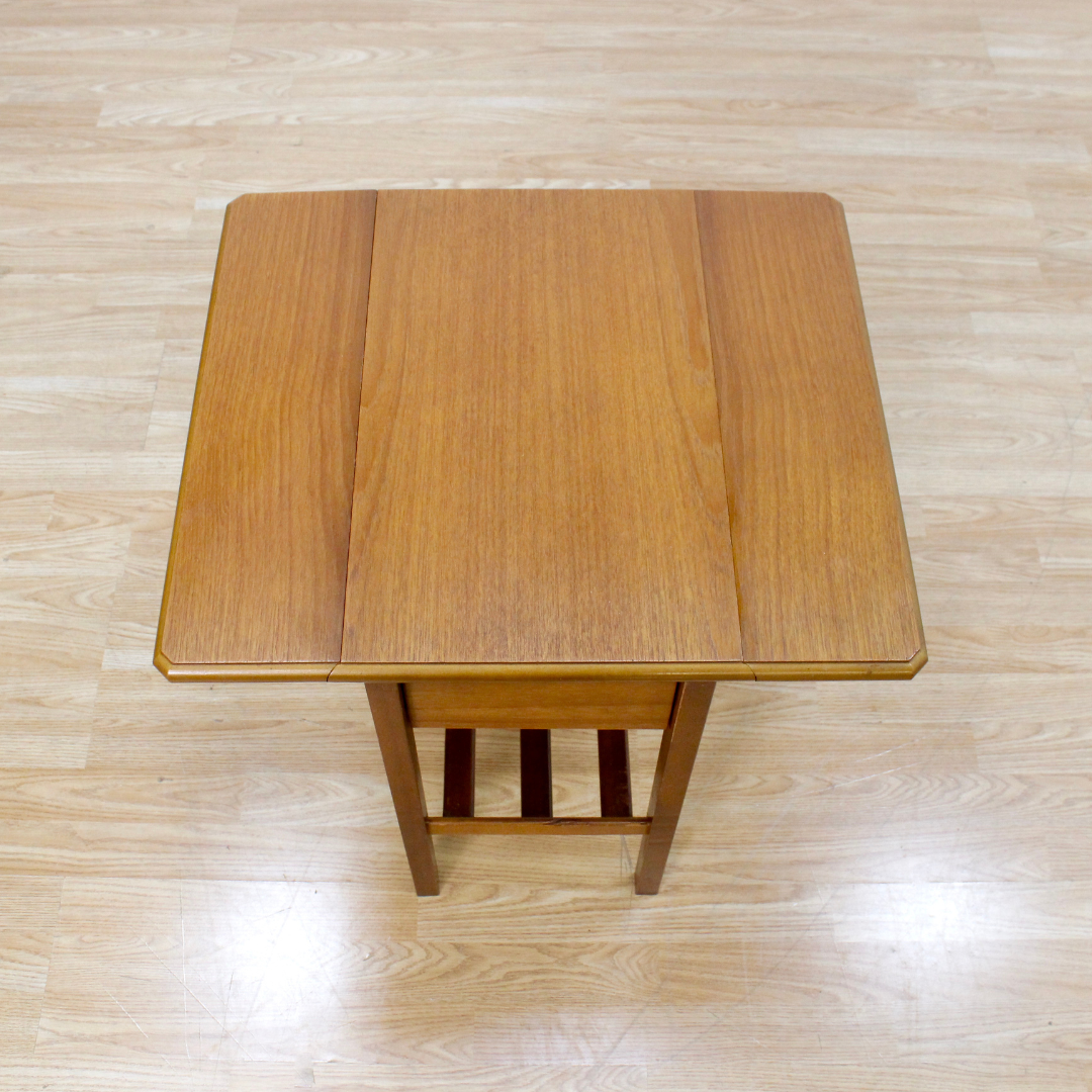 MID CENTURY TEAK SIDE TABLE WITH DRAWER