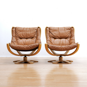 PAIR OF MID CENTURY DANISH TAN LEATHER SKIPPER CHAIRS