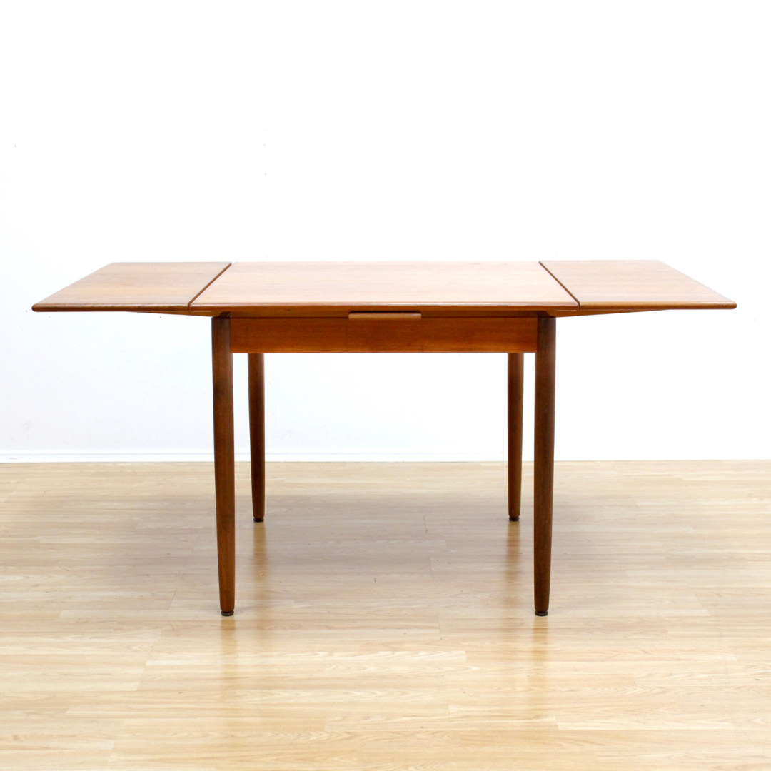 MID CENTURY DANISH EXTENDING DINING TABLE BY AM MOBLER