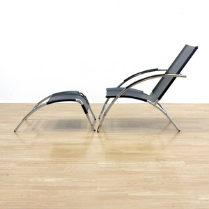 1970S CURVED TUBULAR CHROME & LEATHER LOUNGE CHAIR BY RODNEY KINSMAN