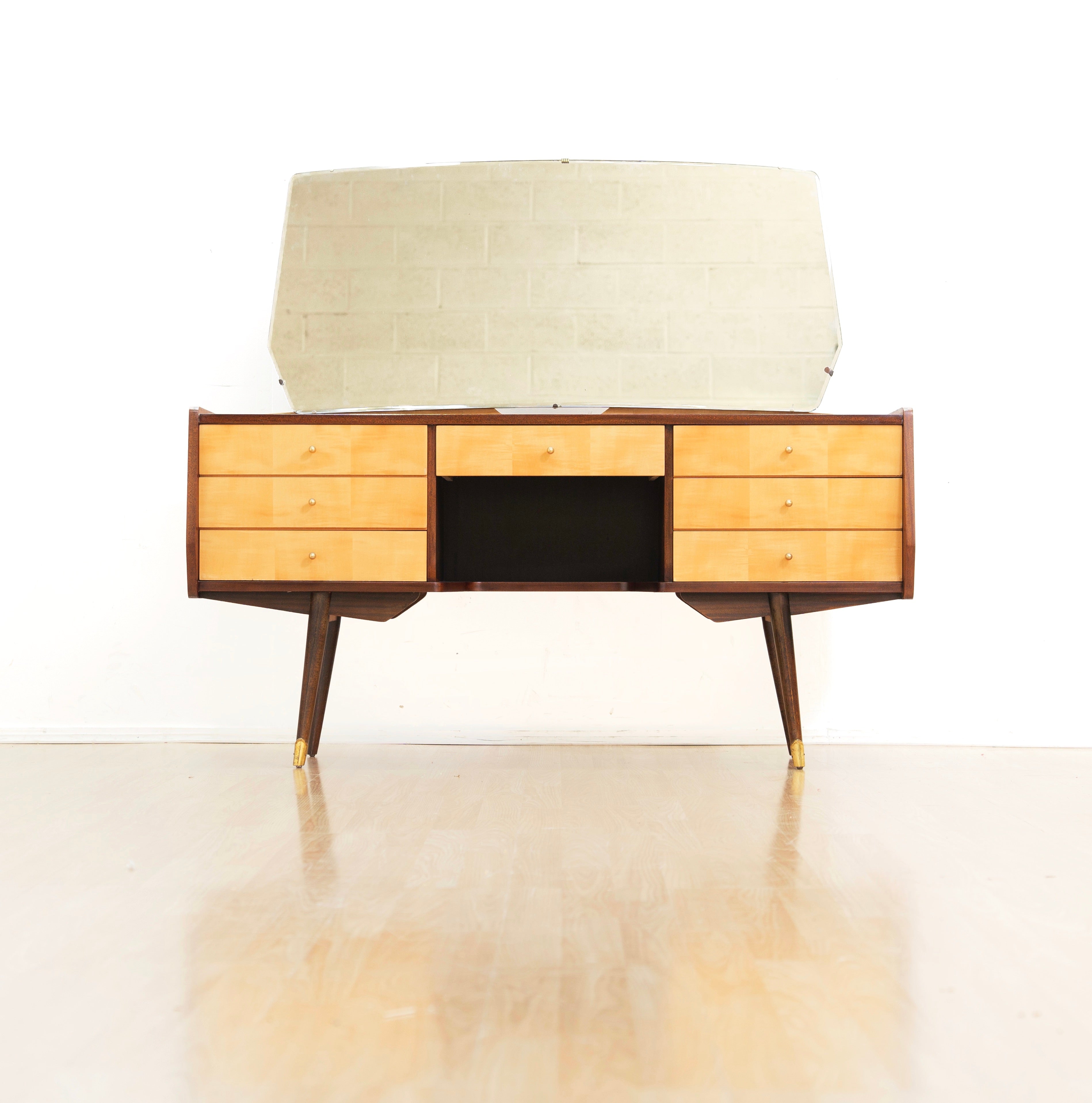 TABLES – kinetic modern
