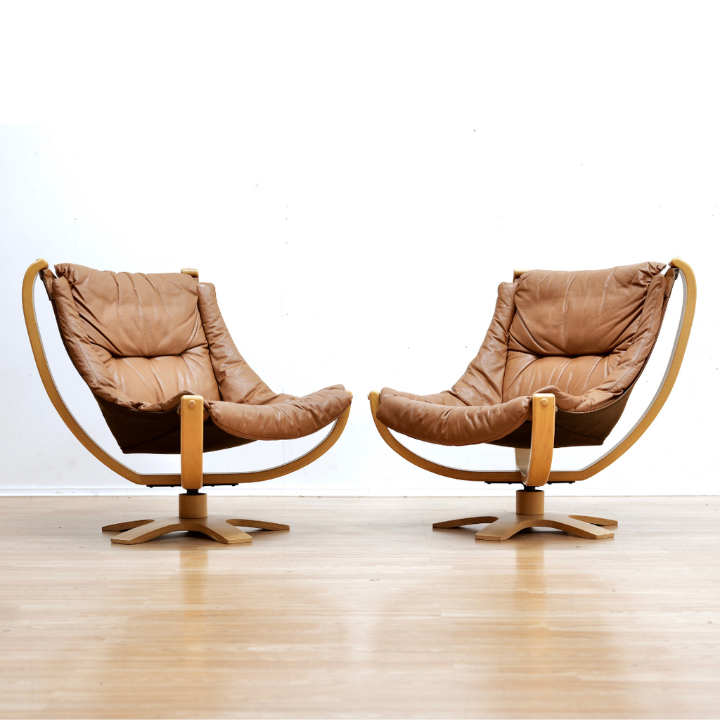 PAIR OF MID CENTURY DANISH TAN LEATHER SKIPPER CHAIRS