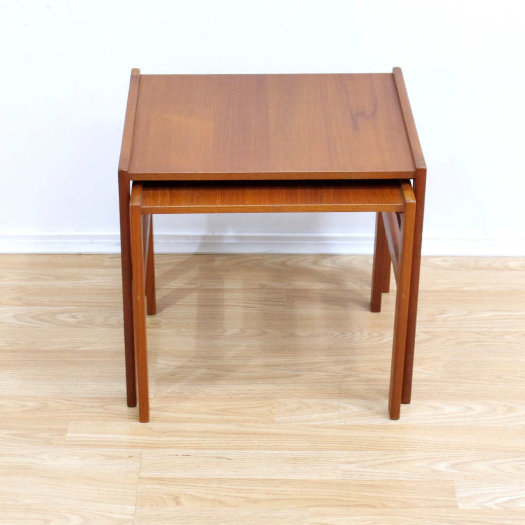 MID CENTURY SET OF NESTING SIDE TABLES