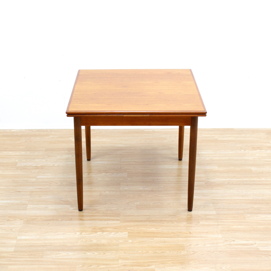 MID CENTURY DANISH EXTENDING DINING TABLE BY AM MOBLER