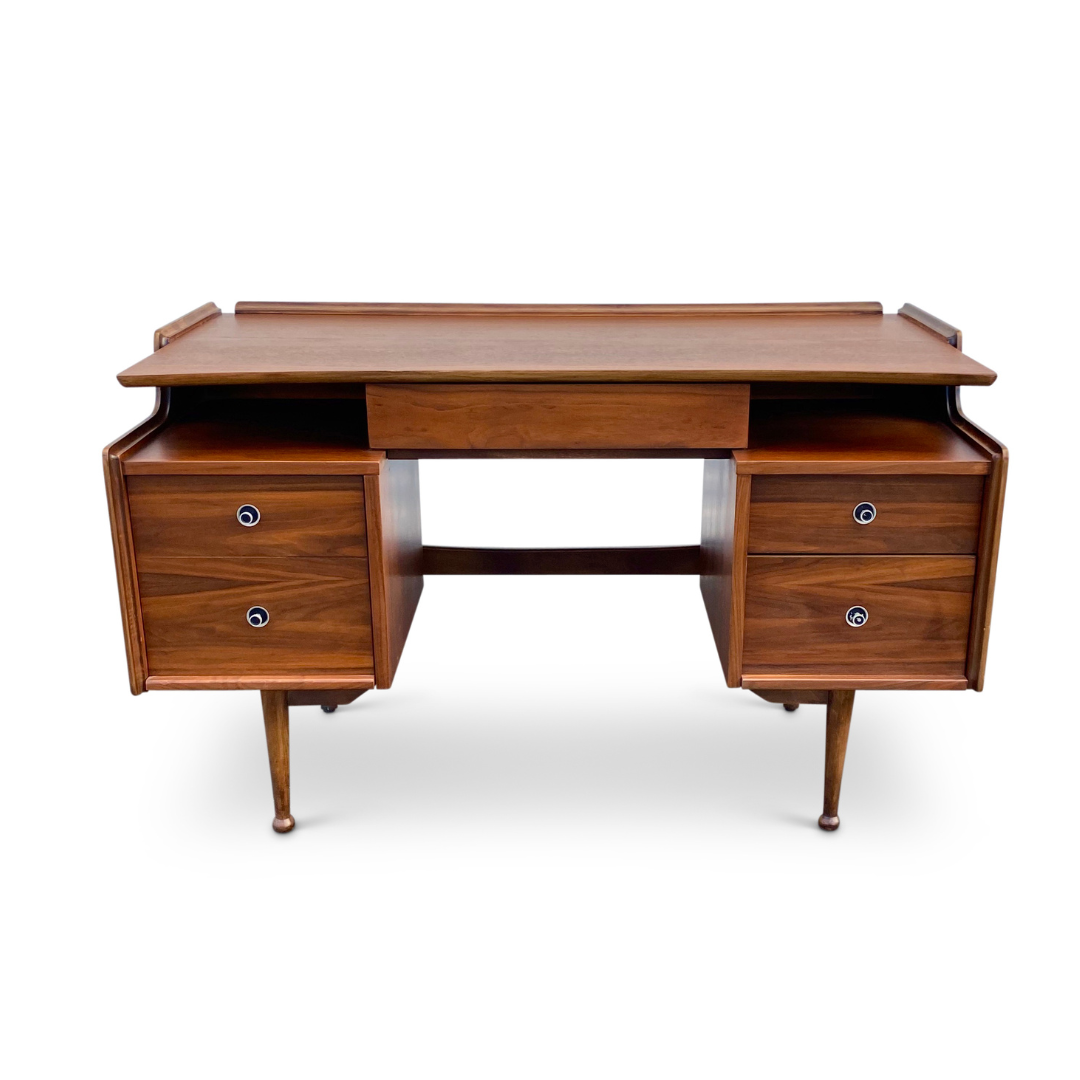 MID CENTURY WALNUT DESK BY HOOKER FURNITURE