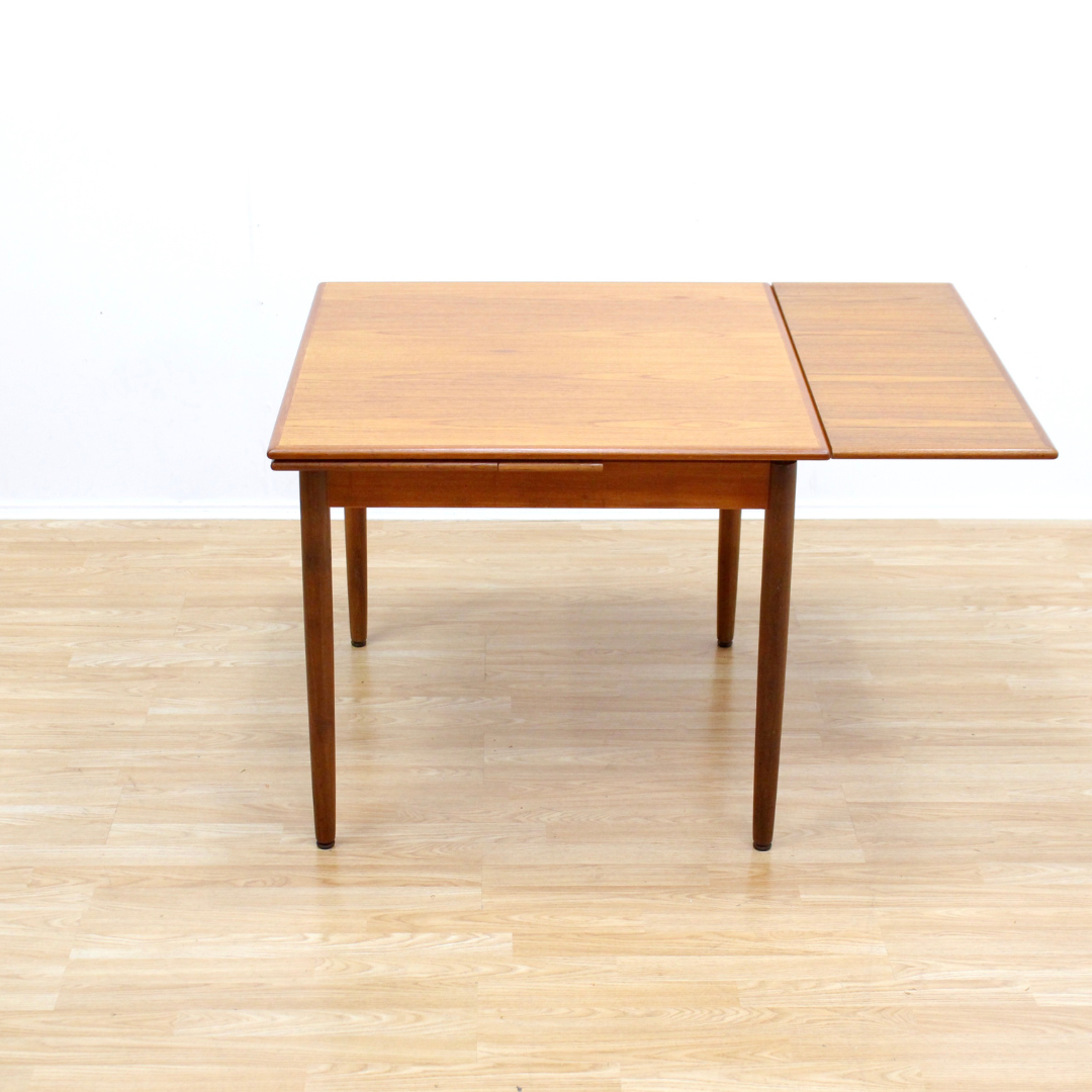 MID CENTURY DANISH EXTENDING DINING TABLE BY AM MOBLER