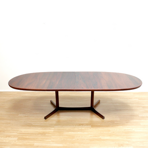 MID CENTURY EXTENDING ROSEWOOD DANISH DINING TABLE BY GUDME MOBELFABRIK FOUR TO TWELVE SEATER