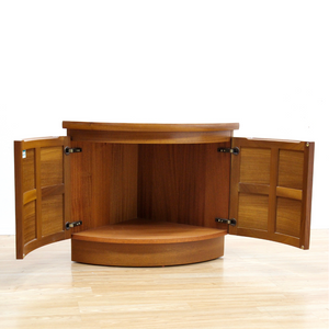 PAIR OF TEAK CORNER CABINETS NIGHTSTAND SIDE TABLES BY NATHAN FURNITURE