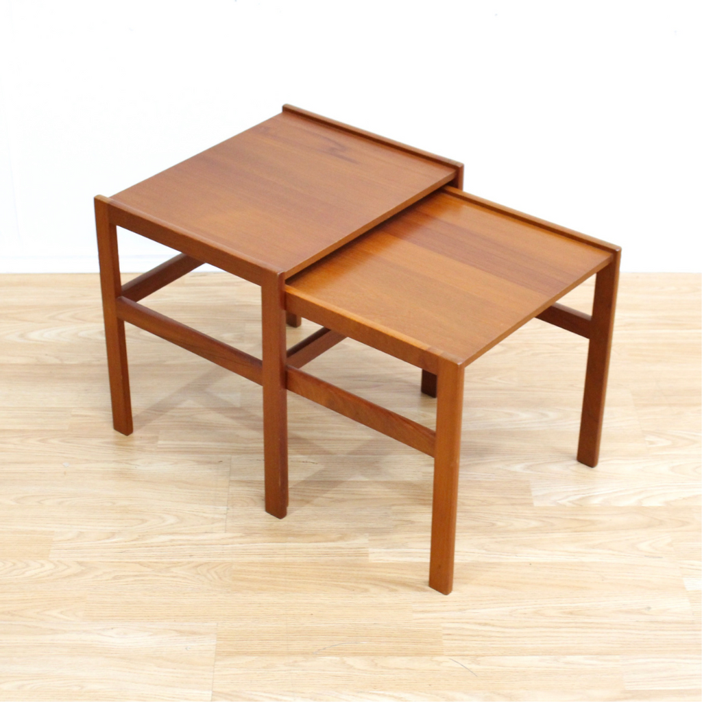 MID CENTURY SET OF NESTING SIDE TABLES