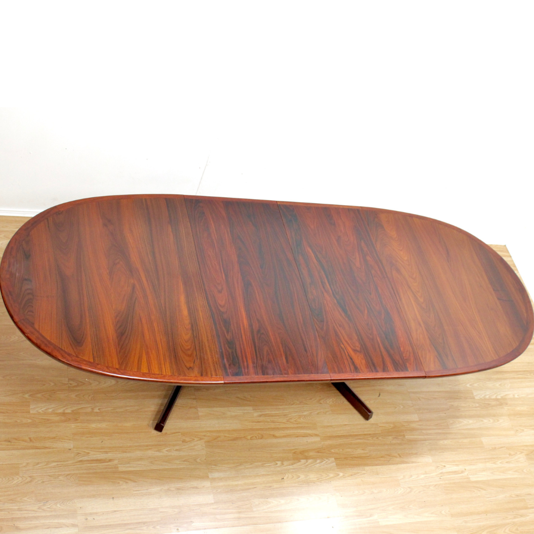 MID CENTURY EXTENDING ROSEWOOD DANISH DINING TABLE BY GUDME MOBELFABRIK FOUR TO TWELVE SEATER