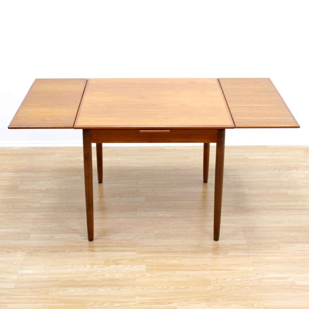 MID CENTURY DANISH EXTENDING DINING TABLE BY AM MOBLER