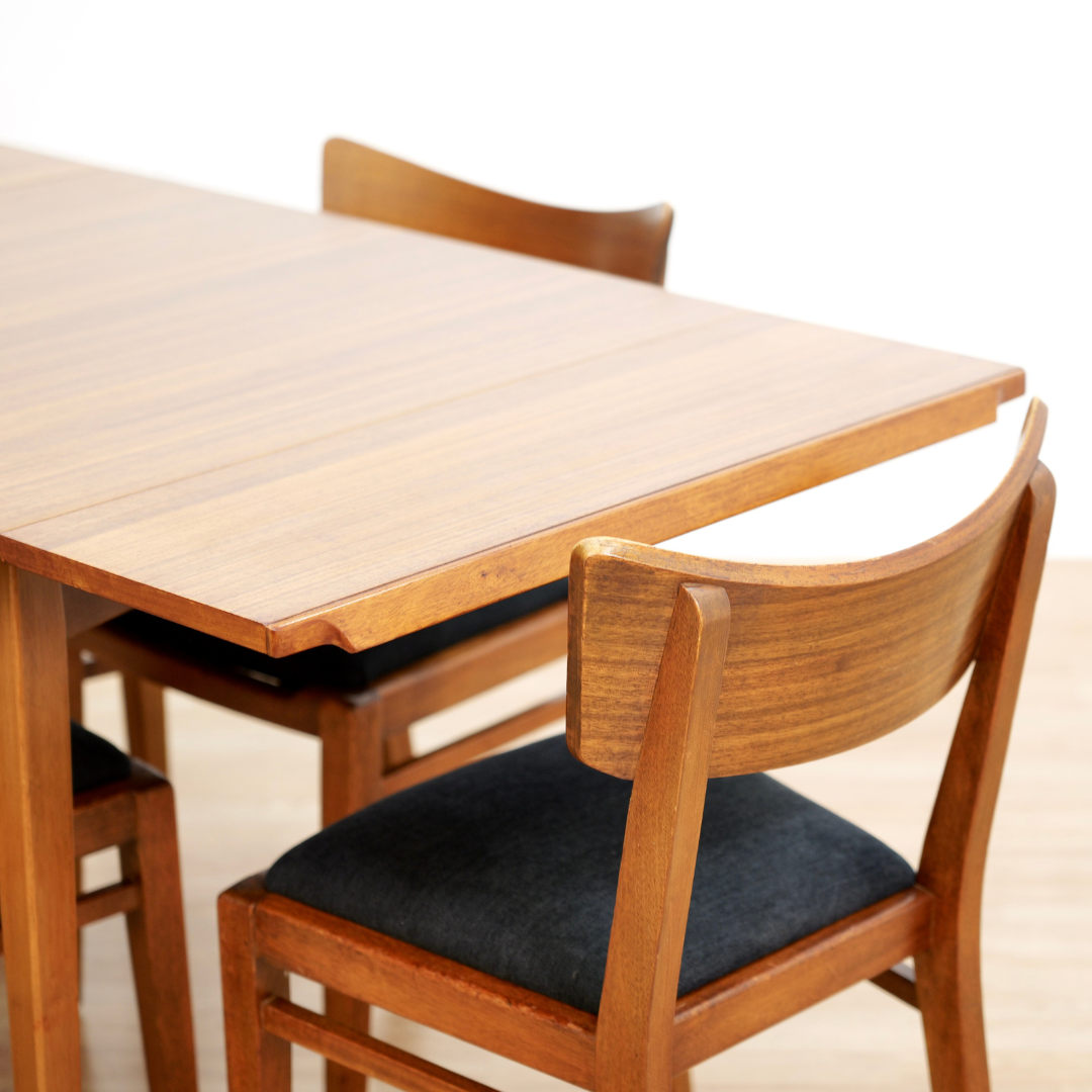 MID CENTURY EXTENDING DINING TABLE AND FOUR CHAIRS BY E GOMME