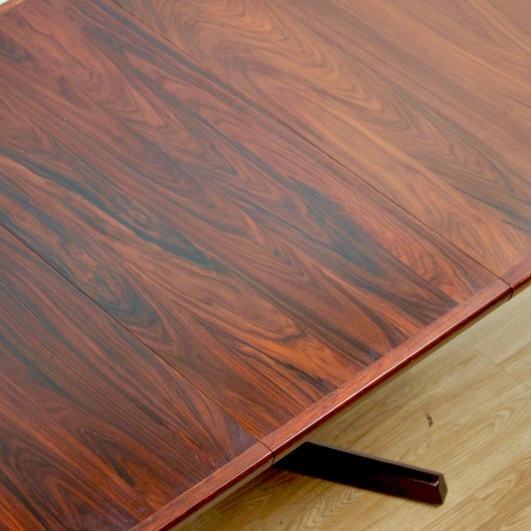 MID CENTURY EXTENDING ROSEWOOD DANISH DINING TABLE BY GUDME MOBELFABRIK FOUR TO TWELVE SEATER