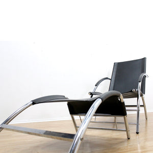 1970S CURVED TUBULAR CHROME & LEATHER LOUNGE CHAIR BY RODNEY KINSMAN