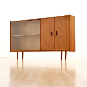 SLIM MID CENTURY DANISH TEAK SIDEBOARD DISPLAY CABINET