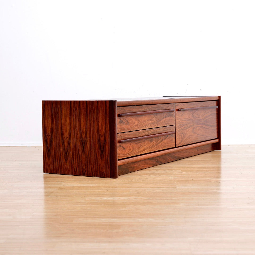 LOW 1970S DANISH MODERN ROSEWOOD CREDENZA BY FAARUP MOBELFABRIK