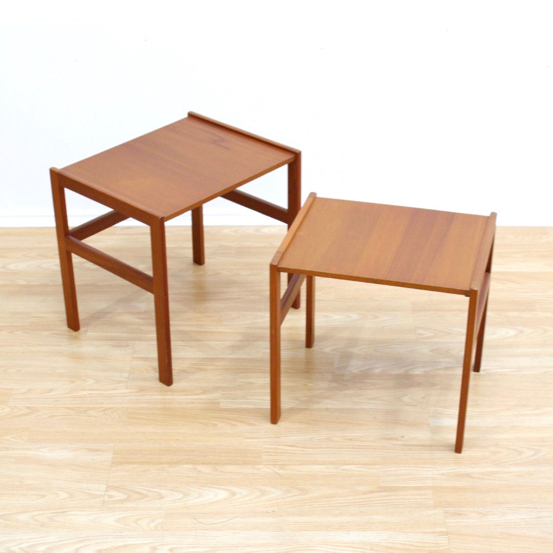 MID CENTURY SET OF NESTING SIDE TABLES