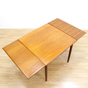 MID CENTURY DANISH EXTENDING DINING TABLE BY AM MOBLER