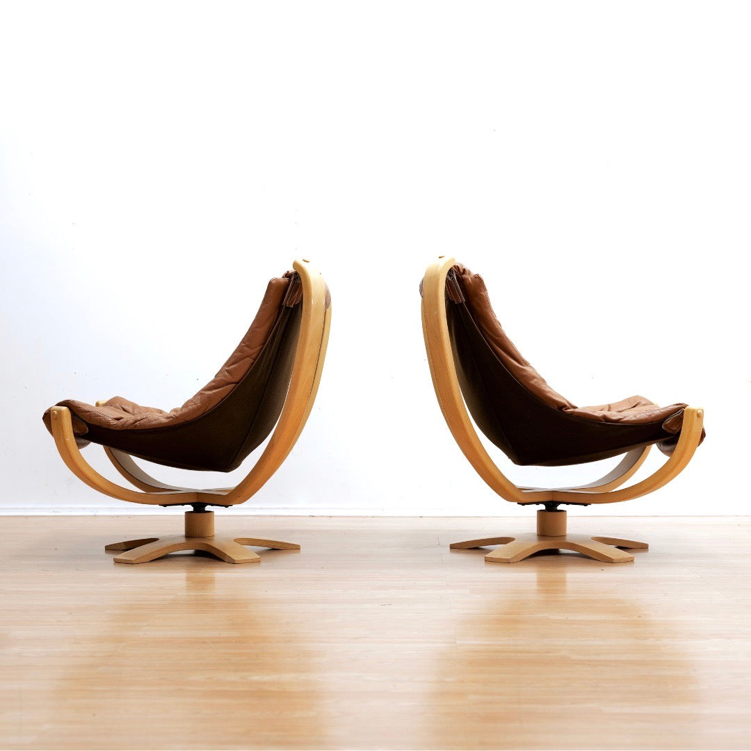 PAIR OF MID CENTURY DANISH TAN LEATHER SKIPPER CHAIRS