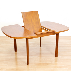 MID CENTURY EXTENDING TEAK DINING TABLE BY G PLAN