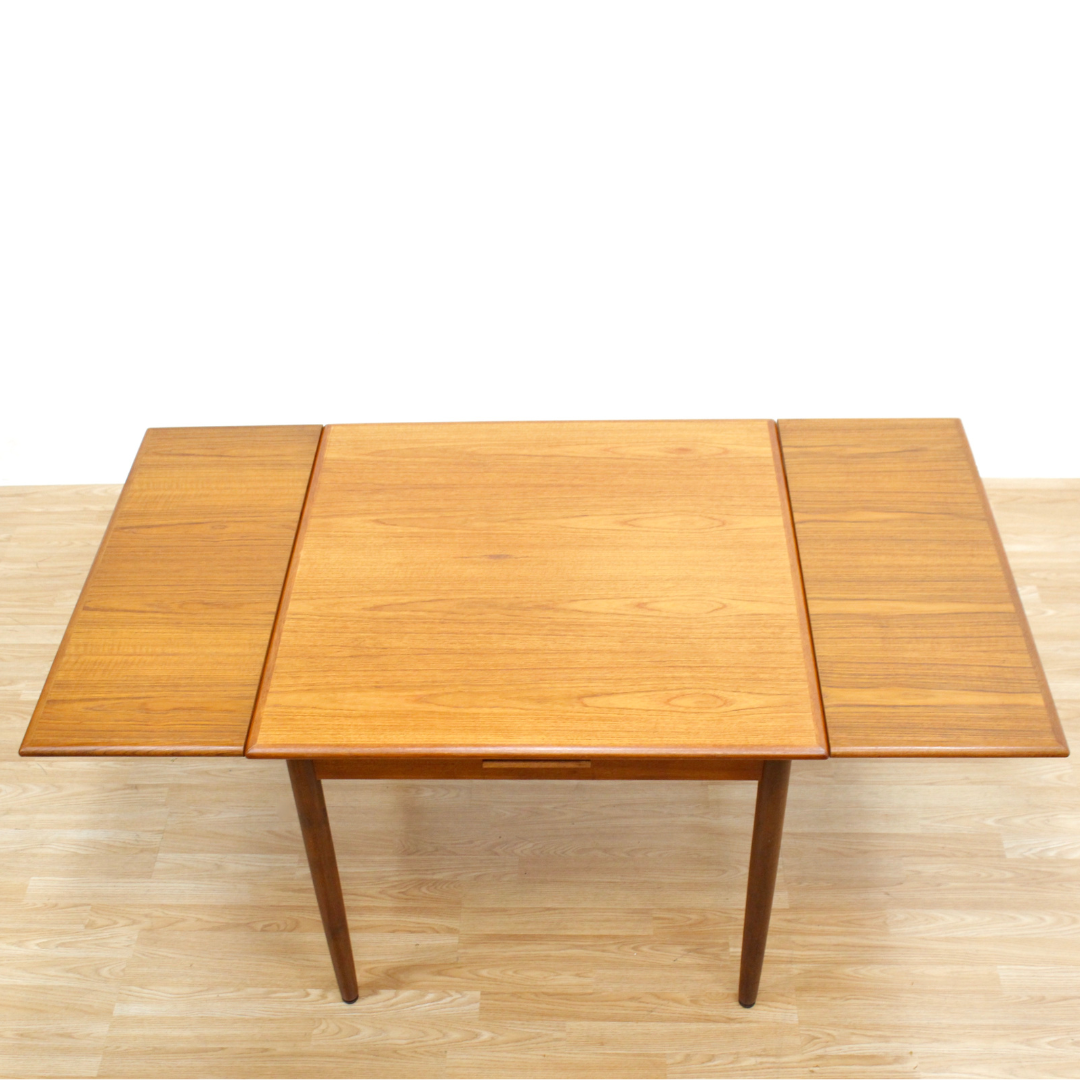 MID CENTURY DANISH EXTENDING DINING TABLE BY AM MOBLER