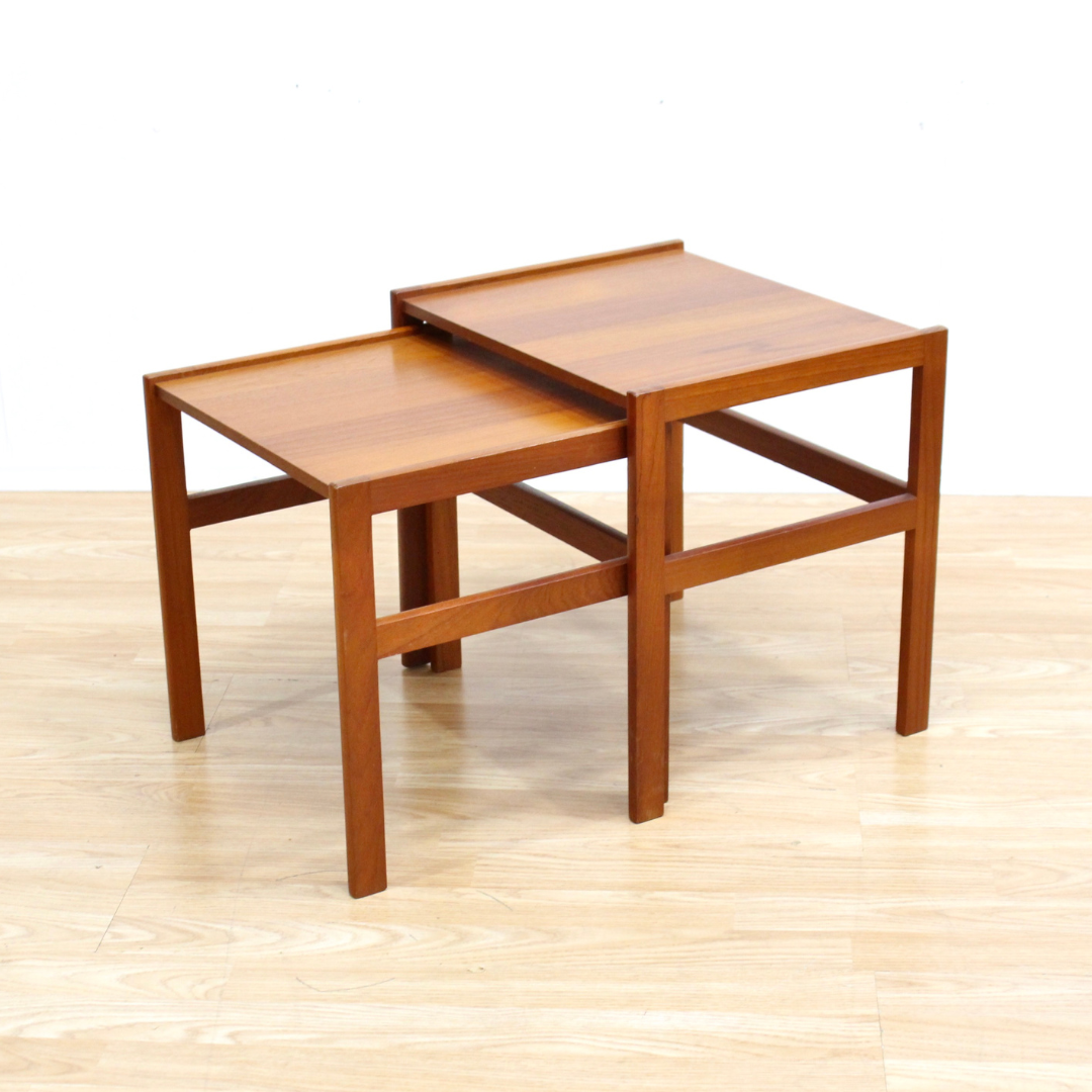 MID CENTURY SET OF NESTING SIDE TABLES