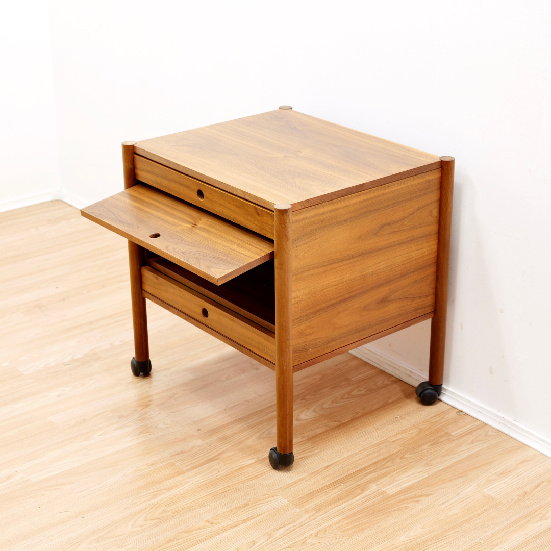 DANISH MODERN LIVING ROOM END TABLE IN WALNUT
