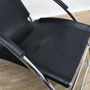 1970S CURVED TUBULAR CHROME & LEATHER LOUNGE CHAIR BY RODNEY KINSMAN