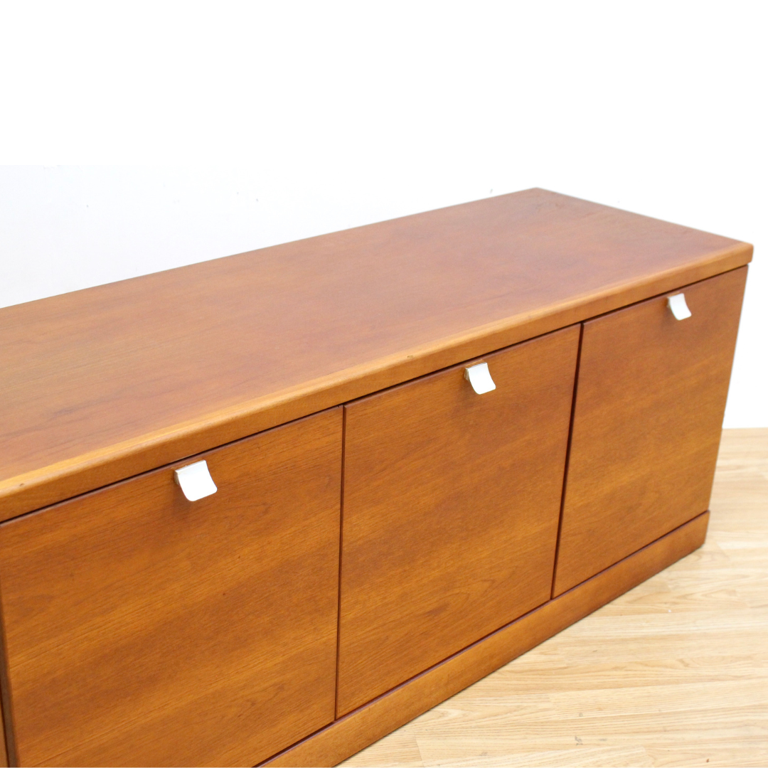 MID CENTURY LOW TEAK CREDENZA BY WHITE & NEWTON