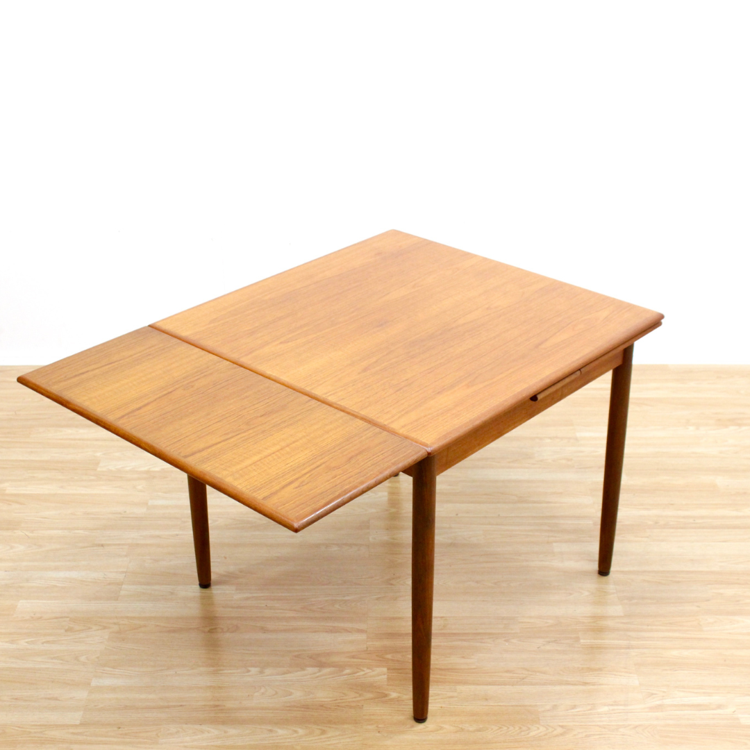 MID CENTURY DANISH EXTENDING DINING TABLE BY AM MOBLER