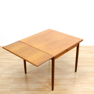 MID CENTURY DANISH EXTENDING DINING TABLE BY AM MOBLER