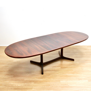 MID CENTURY EXTENDING ROSEWOOD DANISH DINING TABLE BY GUDME MOBELFABRIK FOUR TO TWELVE SEATER